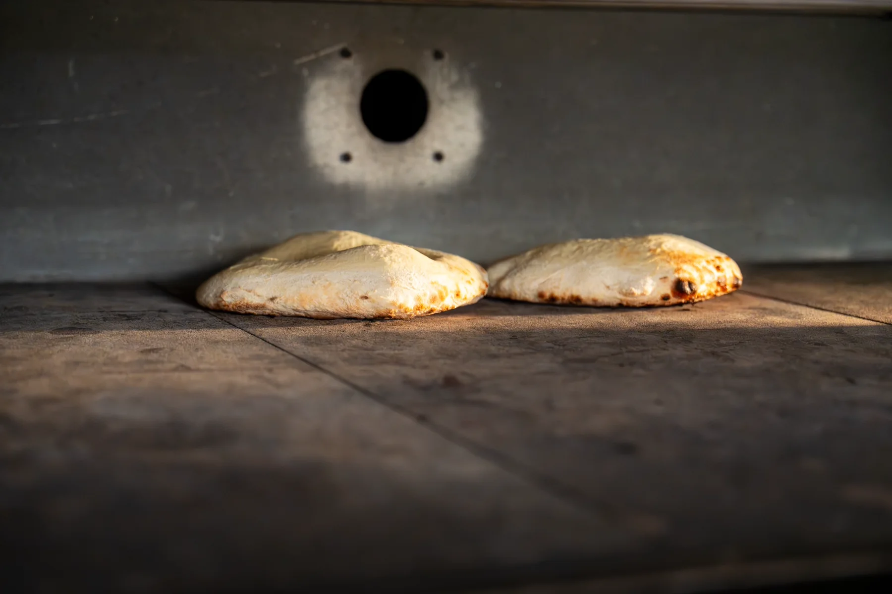 Due panpizza cuociono nel forno Da Frassau