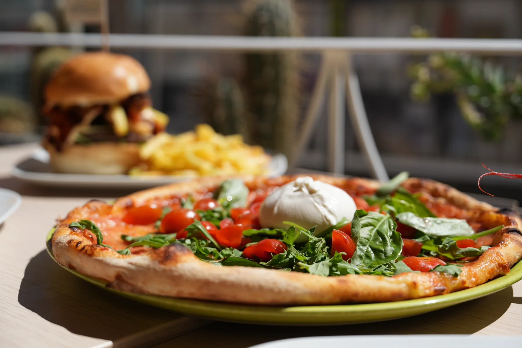 Pizza con burrata, pomodorini, rucola e basilico