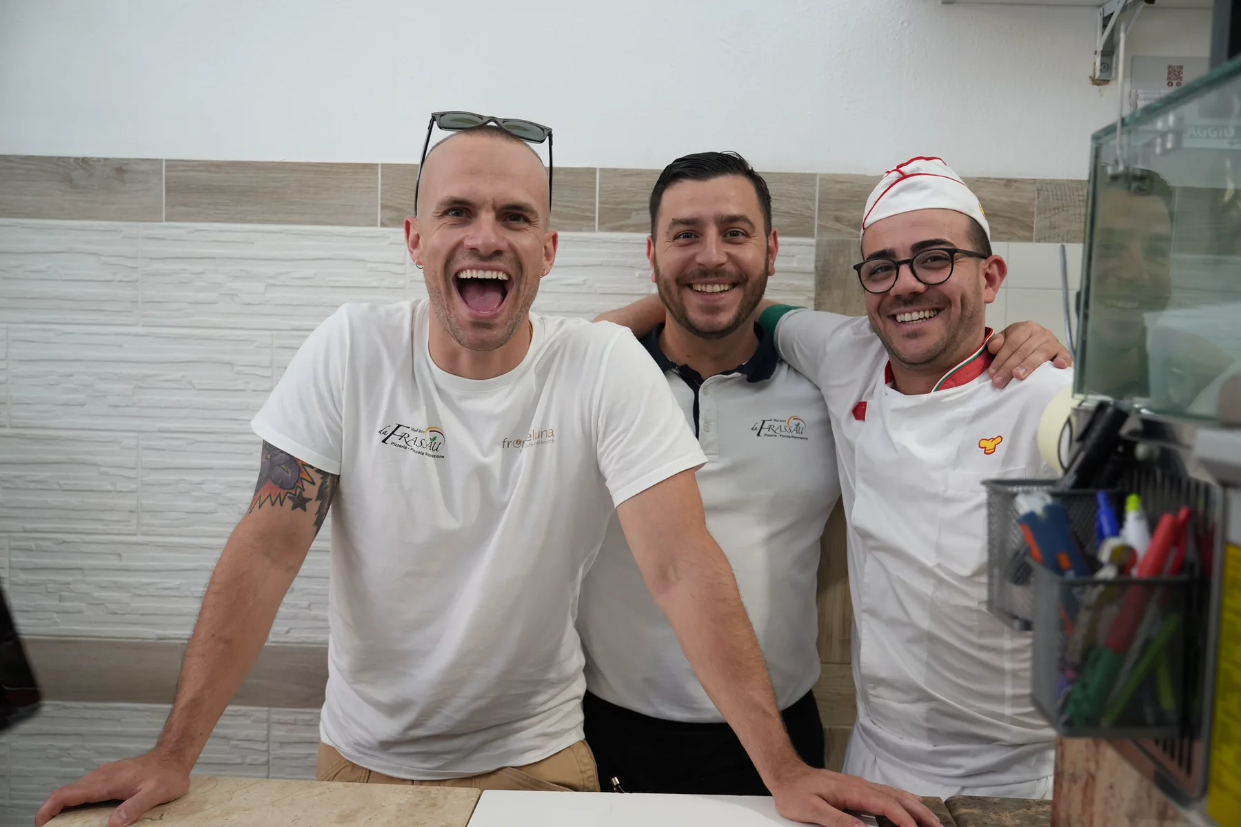 La squadra Da Frassau sorridente in cucina
