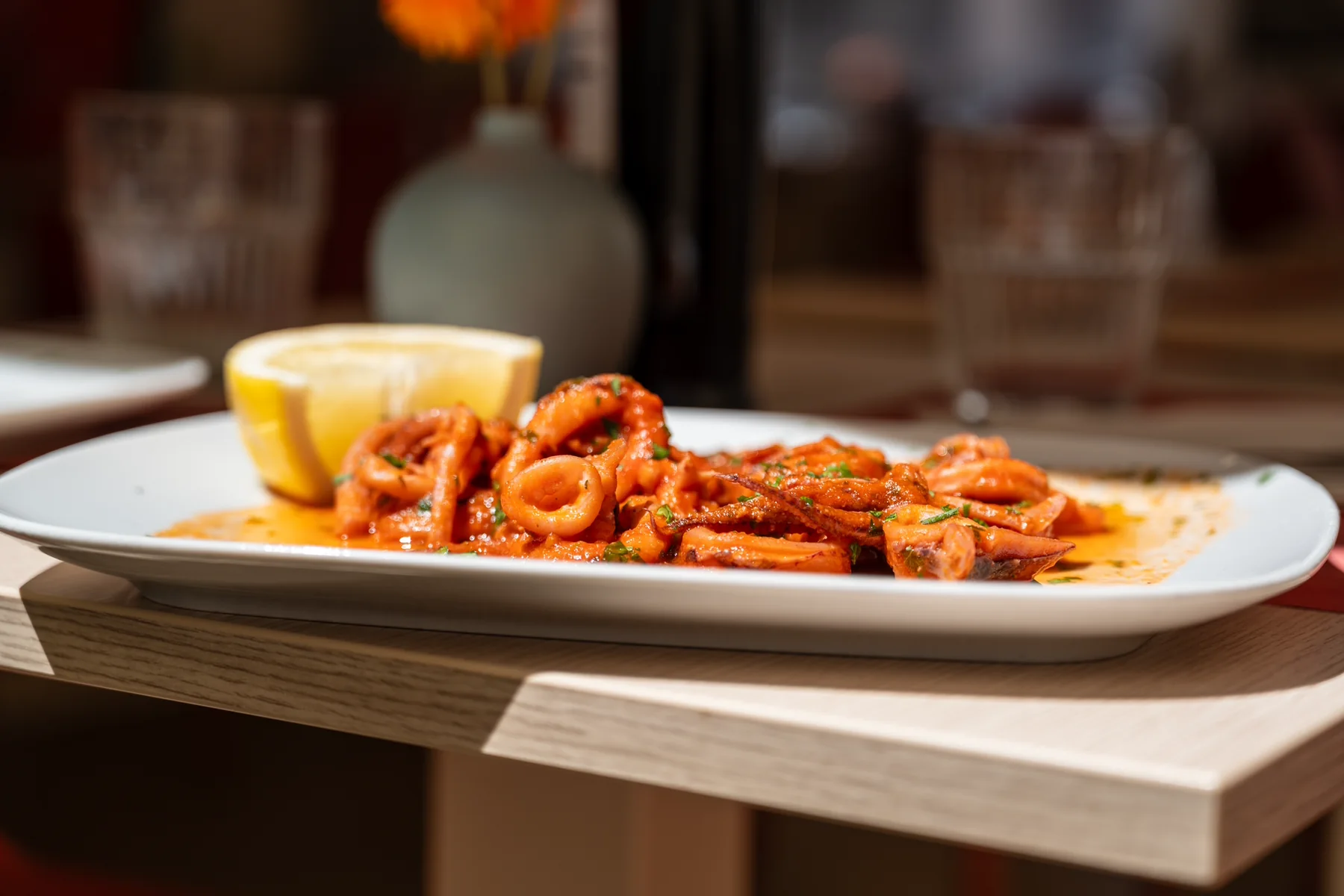 Calamari in salsa rossa serviti da Da Frassau