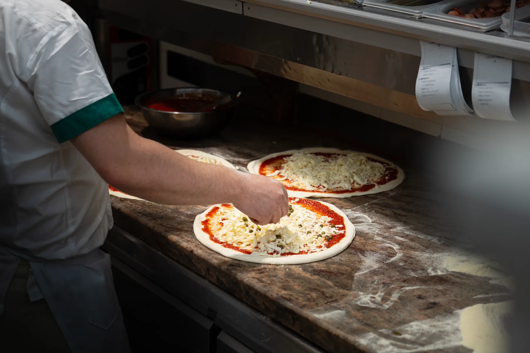 Il pizzaiolo prepara le pizze nella cucina Da Frassau